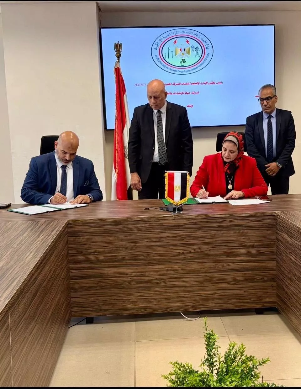 المصرية لنقل الكهرباء توقع عقد لتطوير البنية التحتية للاتصالات