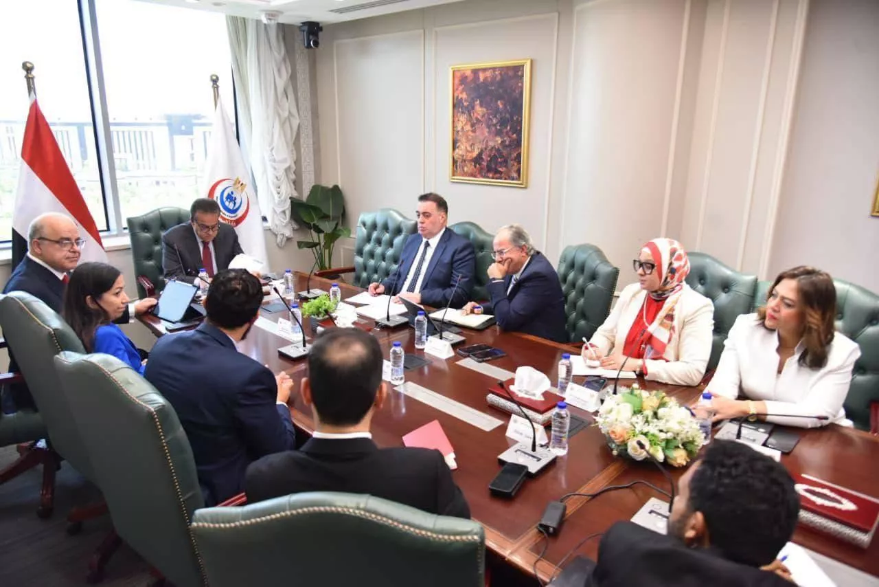 وزير الصحة مع مسؤولي مجموعة ميكو ميد
