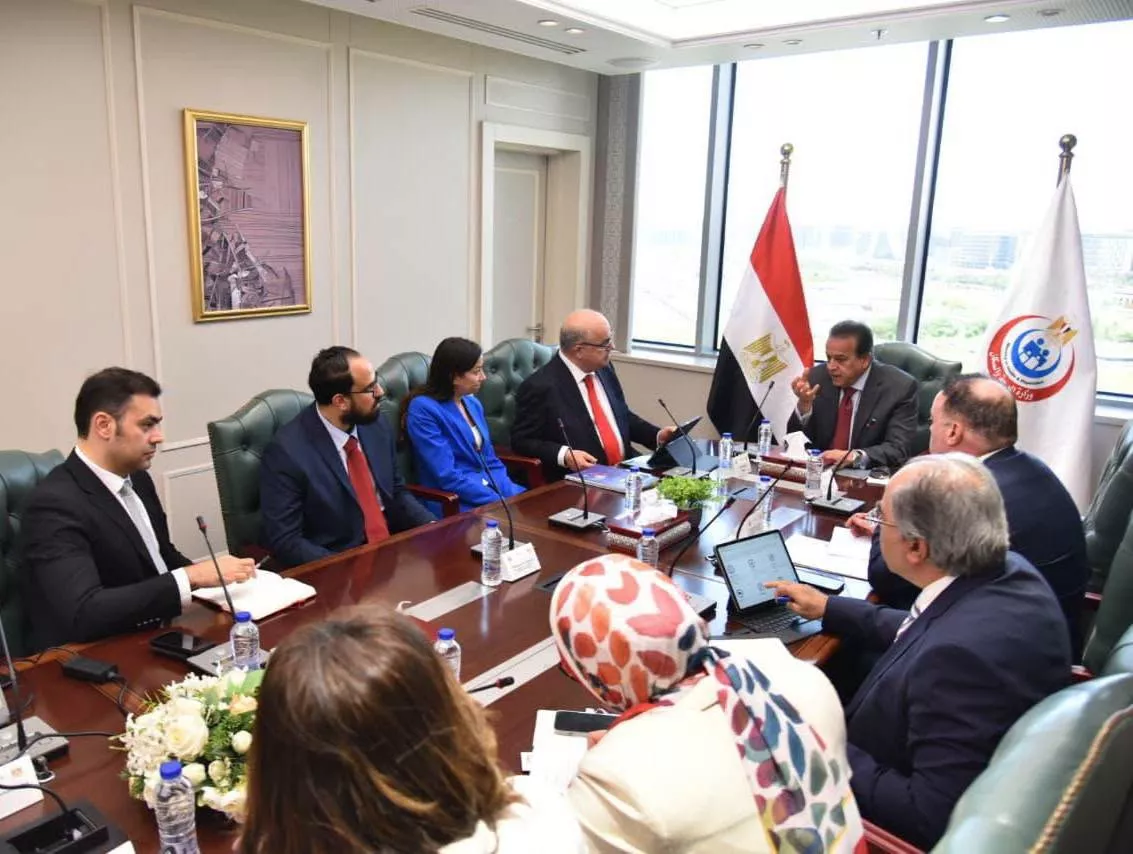 وزير الصحة مع مسؤولي مجموعة ميكو ميد