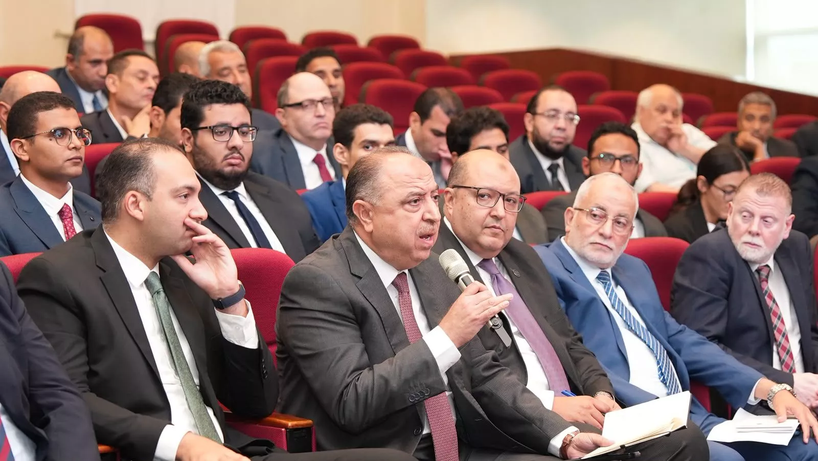 تنظم اجتماعًا موسعًا حول آليات تيسير الطروحات الحكومية
