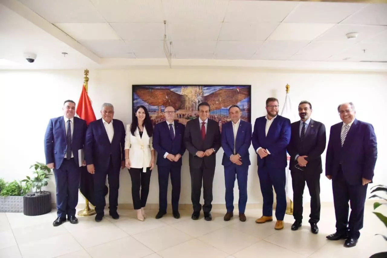 وزير الصحة يستقبل سفير التشيك