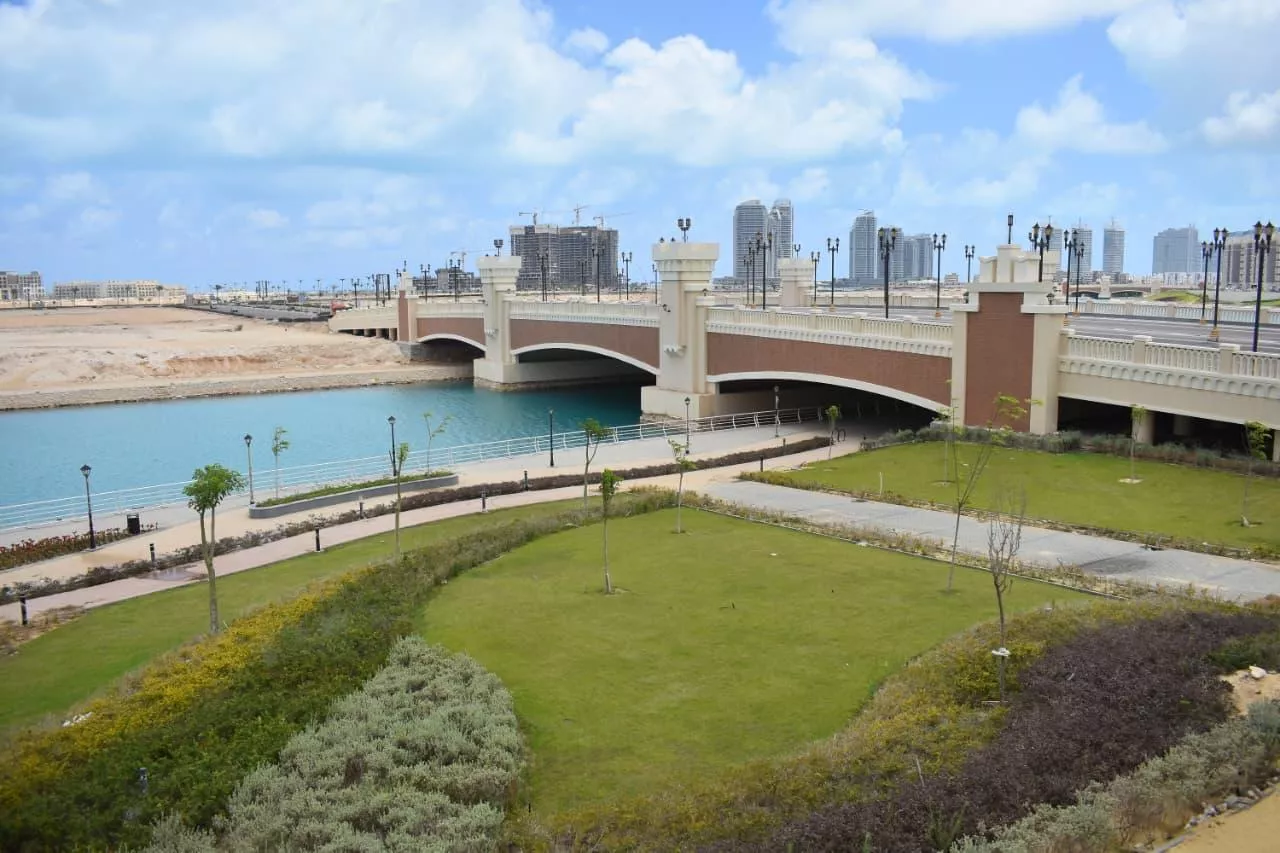 وزيرة الإسكان تتابع موقف تنفيذ أبراج مارينا العلمين والحي اللاتيني ومشروعات الخدمات بمدينة العلمين