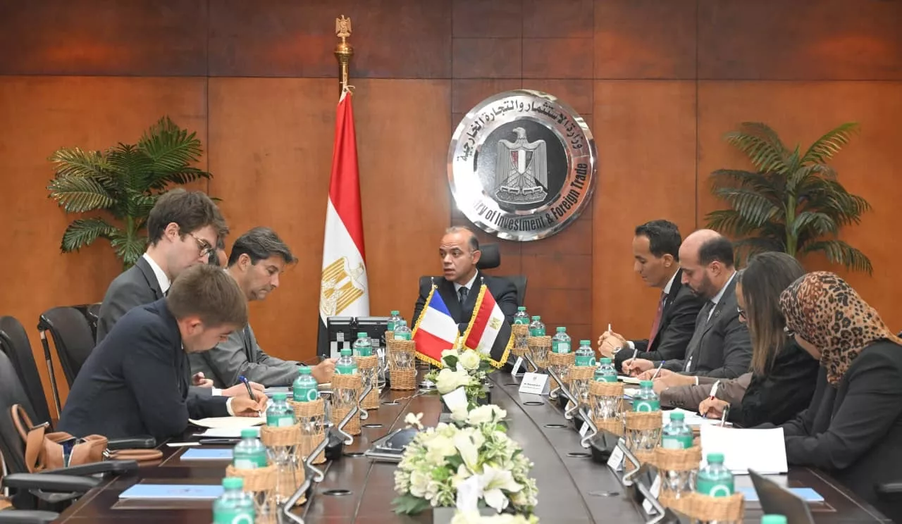وزير الاستثمار يجتمع مع السفير الفرنسي