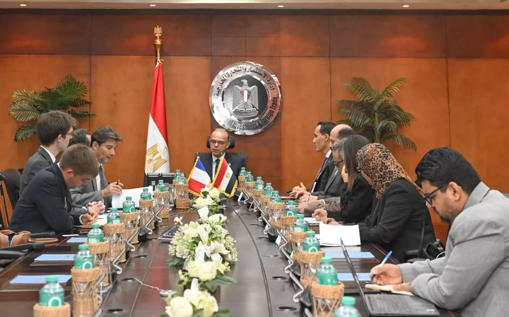 وزير الاستثمار يجتمع مع السفير الفرنسي