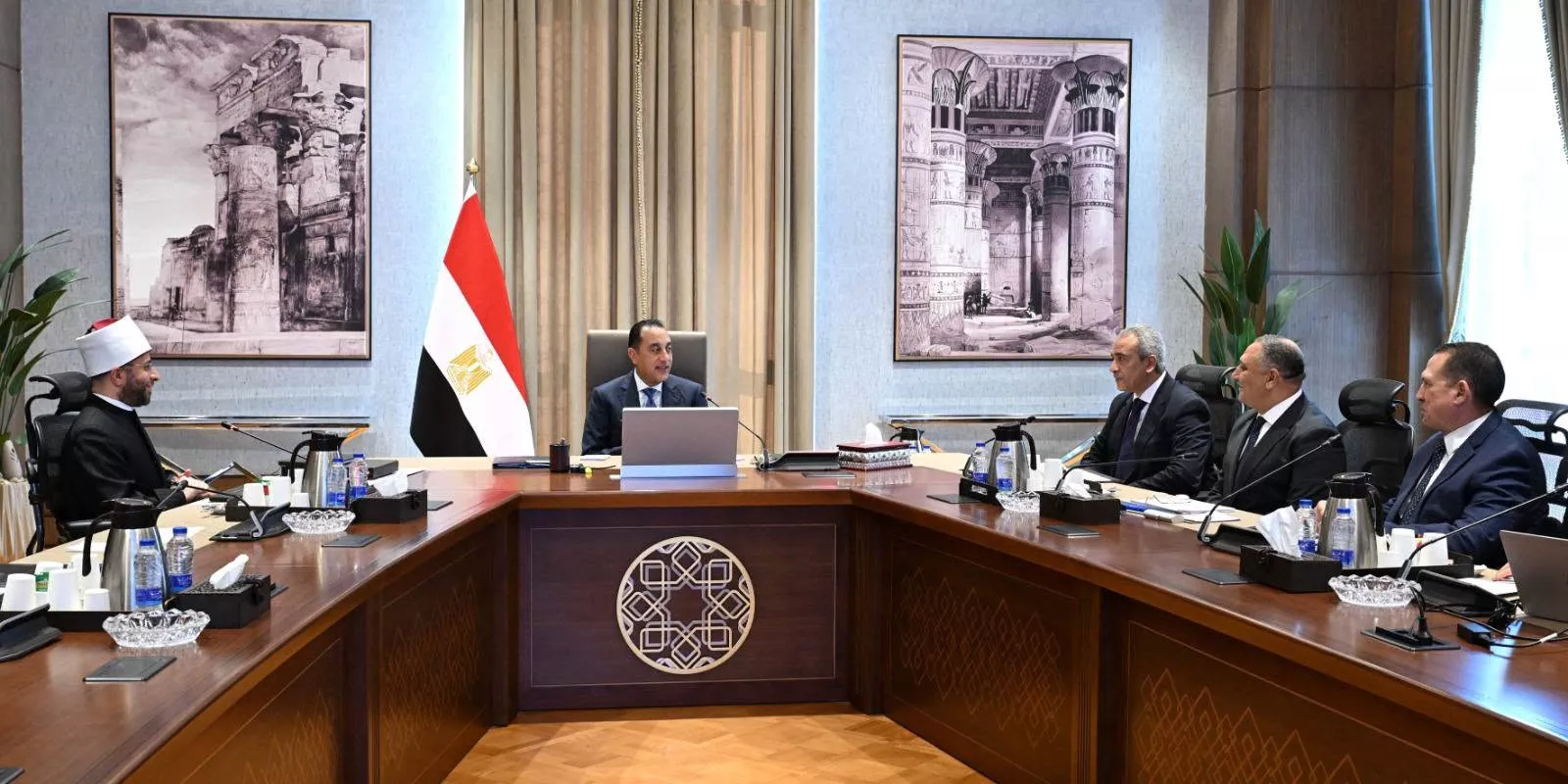 رئيس الوزراء يتابع موقف الأراضي ولاية هيئة الأوقاف