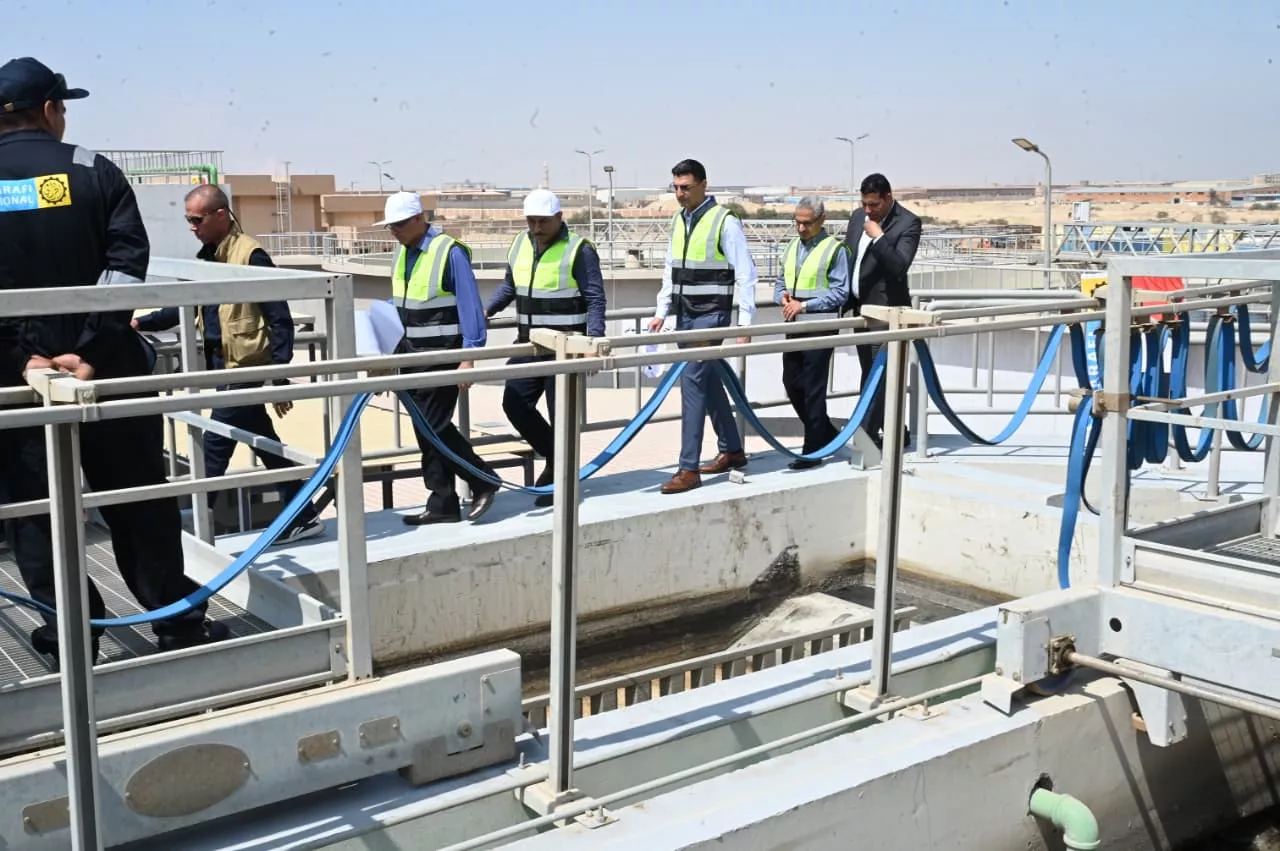 وزير الصناعة ومحافظ بني سويف يتفقدان محطة معالجة الصرف الصناعي
