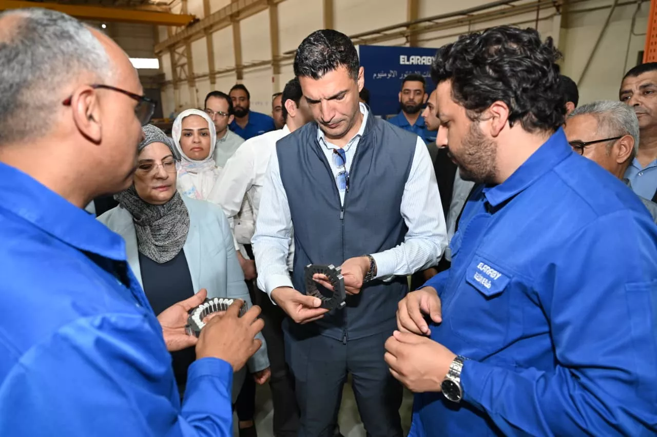 وزير الصناعة ومحافظ بني سويف يتفقدان مصانع العربي 