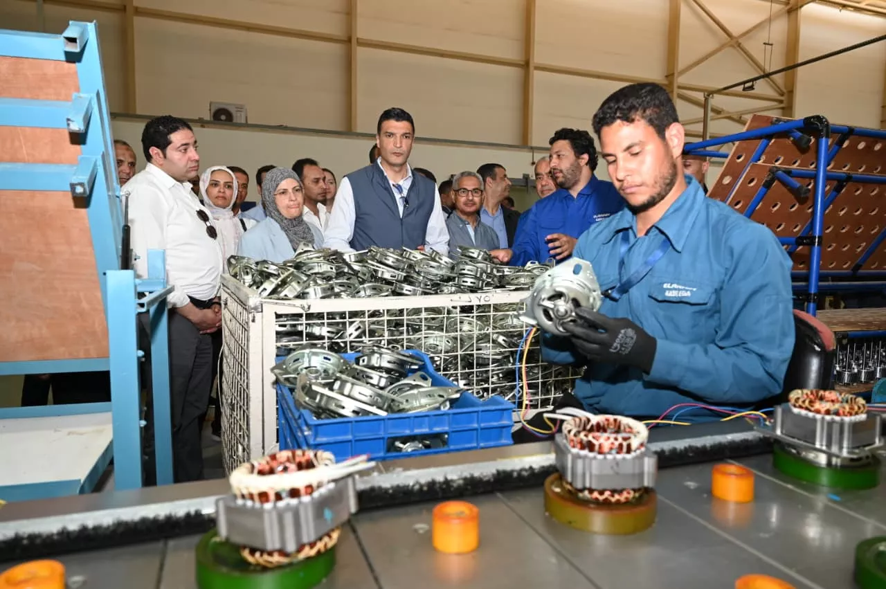 وزير الصناعة ومحافظ بني سويف يتفقدان مصانع العربي 