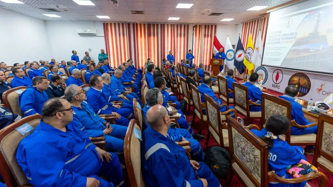 وزير البترول يتفقد حقول بدرالدين بالصحراء الغربية