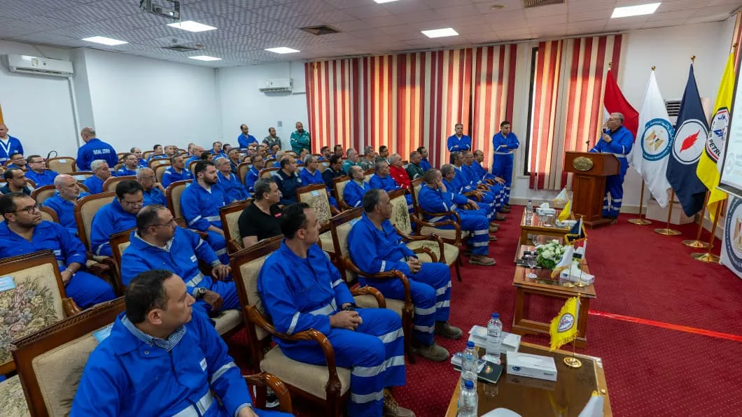 وزير البترول يتفقد حقول بدرالدين بالصحراء الغربية
