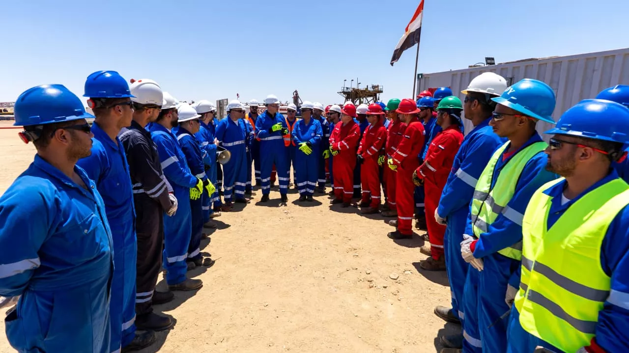 وزير البترول يتفقد حقول بدرالدين بالصحراء الغربية
