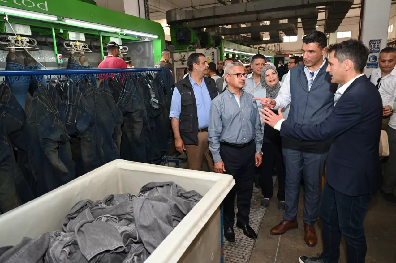 وزير الصناعة يتفقد مصنع ايميسا للملابس