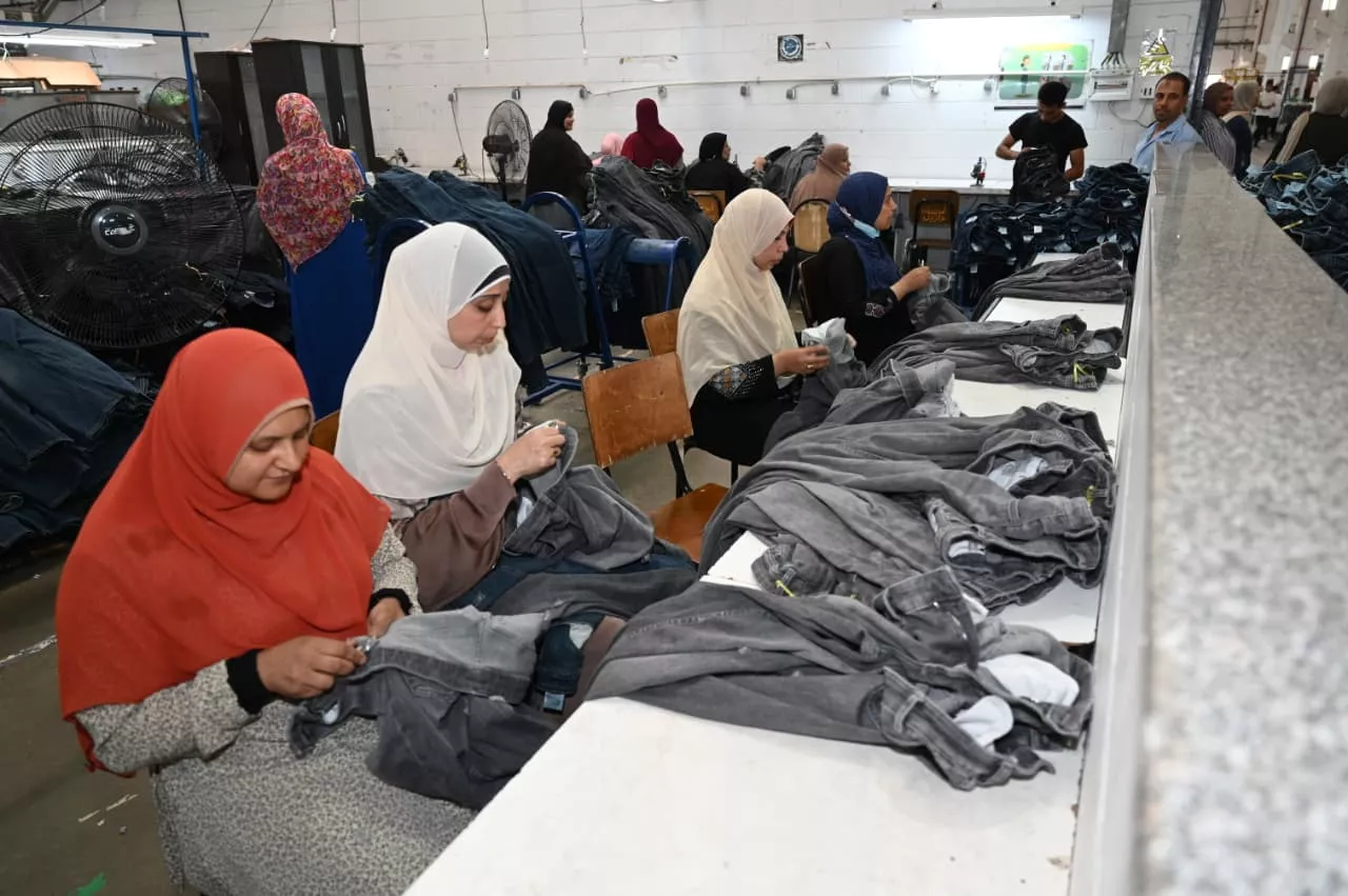وزير الصناعة يتفقد مصنع ايميسا للملابس