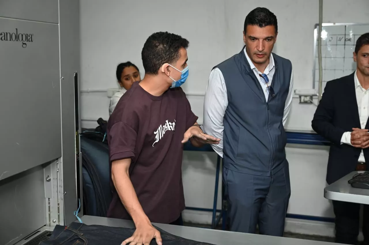 وزير الصناعة يتفقد مصنع ايميسا للملابس