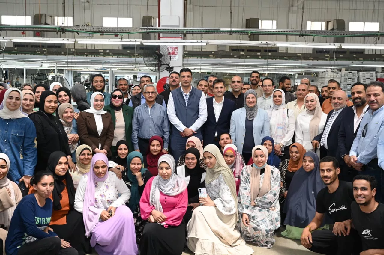 وزير الصناعة يتفقد مصنع ايميسا للملابس
