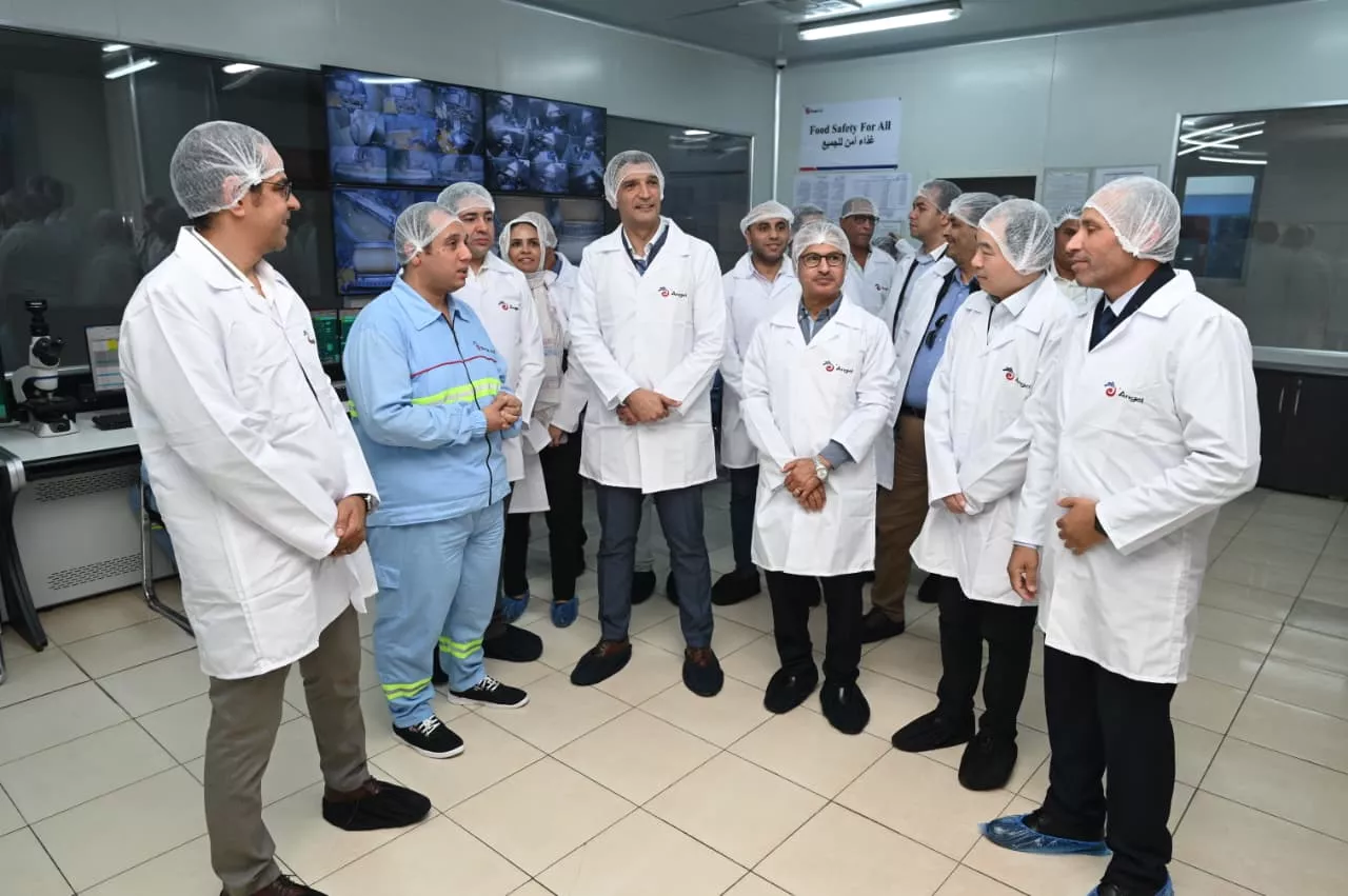 وزير الصناعة يتفقد مصنع انجل للخميرة