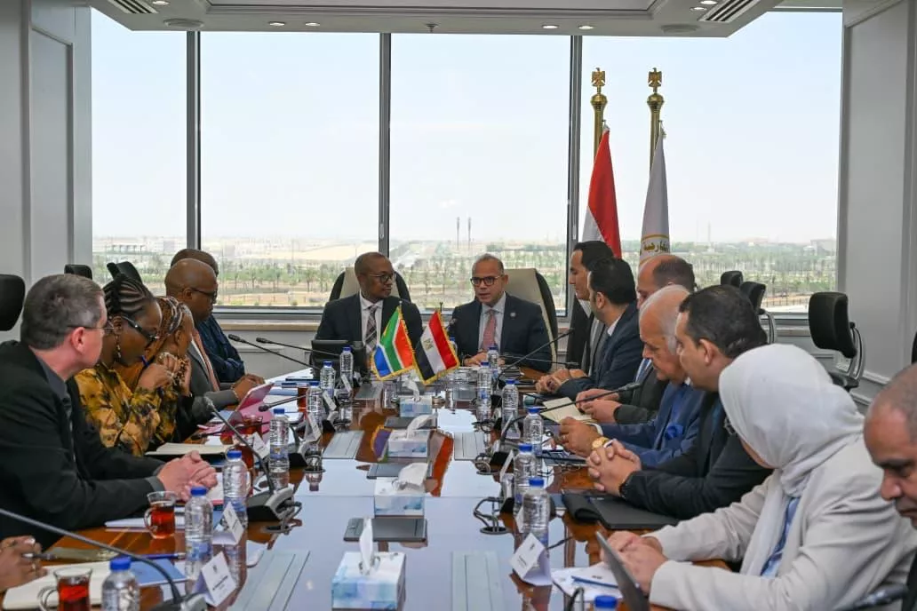 وزير الاستثمار مع وزير التجارة والصناعة الجنوب أفريقي