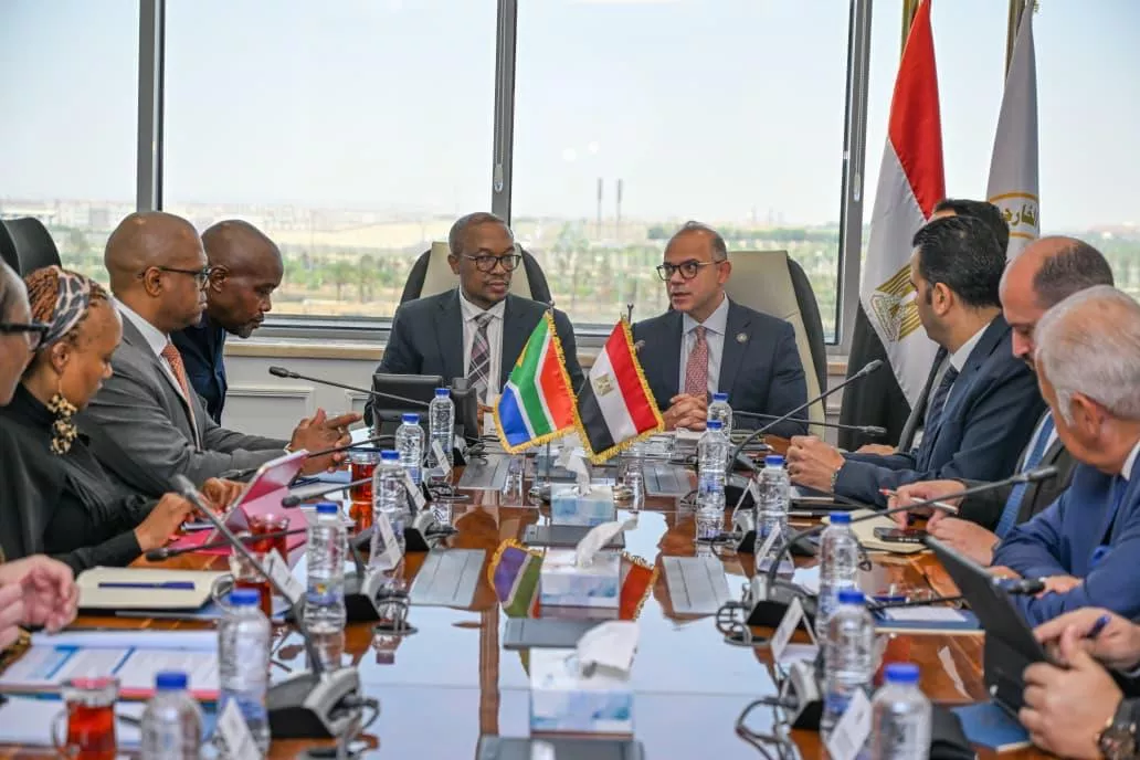 وزير الاستثمار مع وزير التجارة والصناعة الجنوب أفريقي