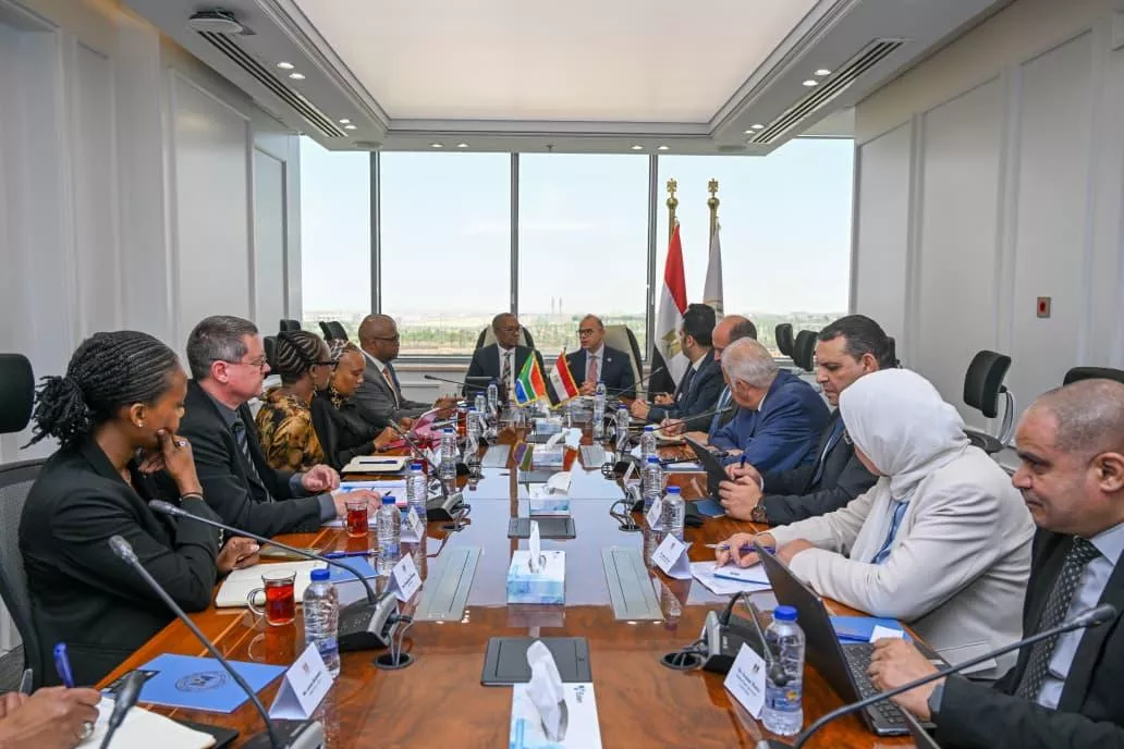 وزير الاستثمار مع وزير التجارة والصناعة الجنوب أفريقي