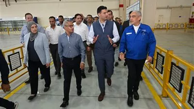 وزير الصناعة يشهد تركيب خطوط إنتاج مصنع كمبروسور التكييف بمجموعة العربي