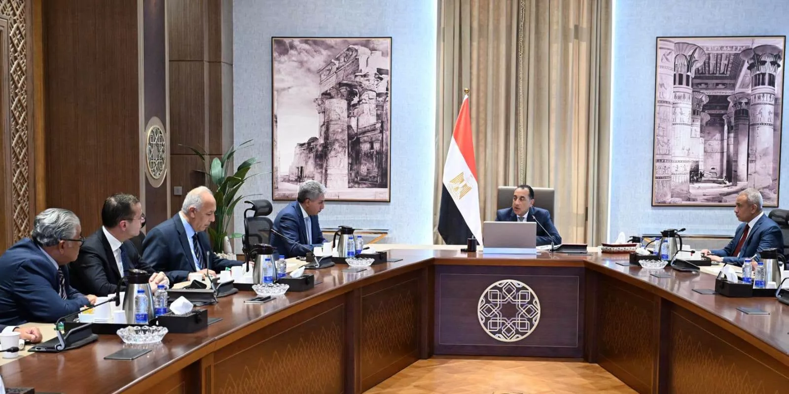 رئيس الوزراء يجتمع مع ممثلي قطاعي السياحة والطيران