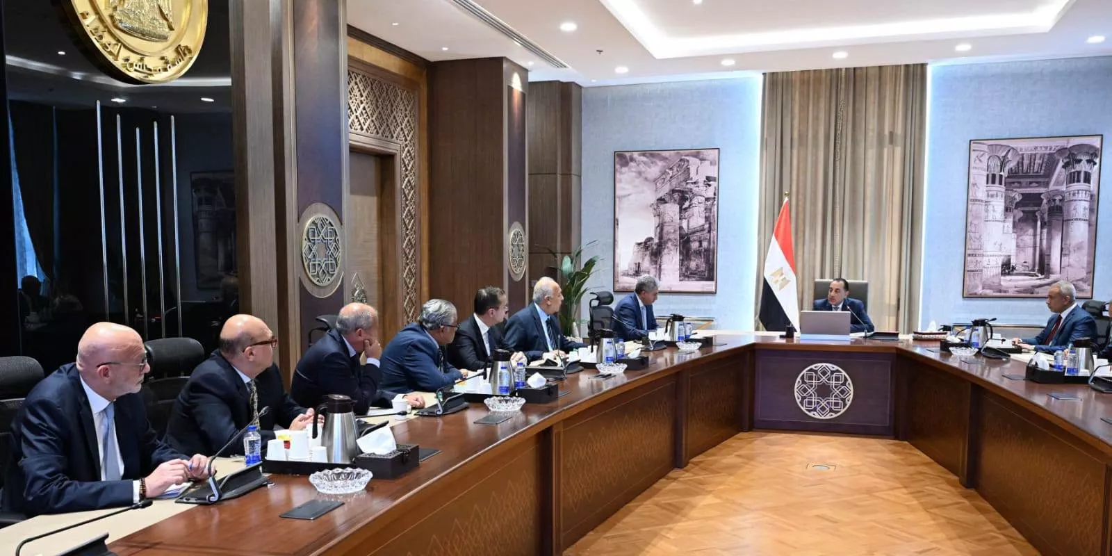 رئيس الوزراء يجتمع مع ممثلي قطاعي السياحة والطيران