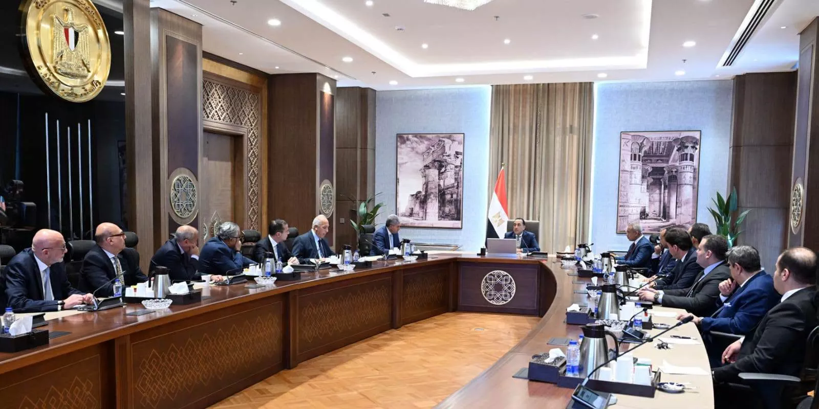 رئيس الوزراء يجتمع مع ممثلي قطاعي السياحة والطيران