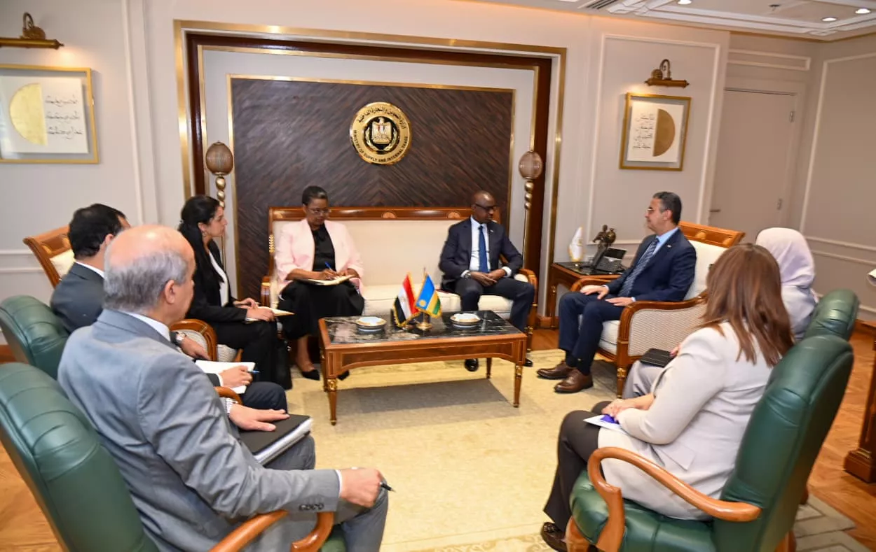 وزير التموين يلتقي سفير رواندا