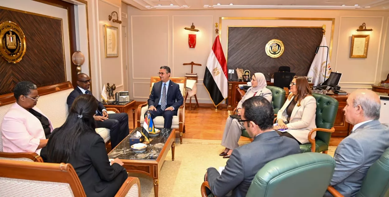 وزير التموين يلتقي سفير رواندا