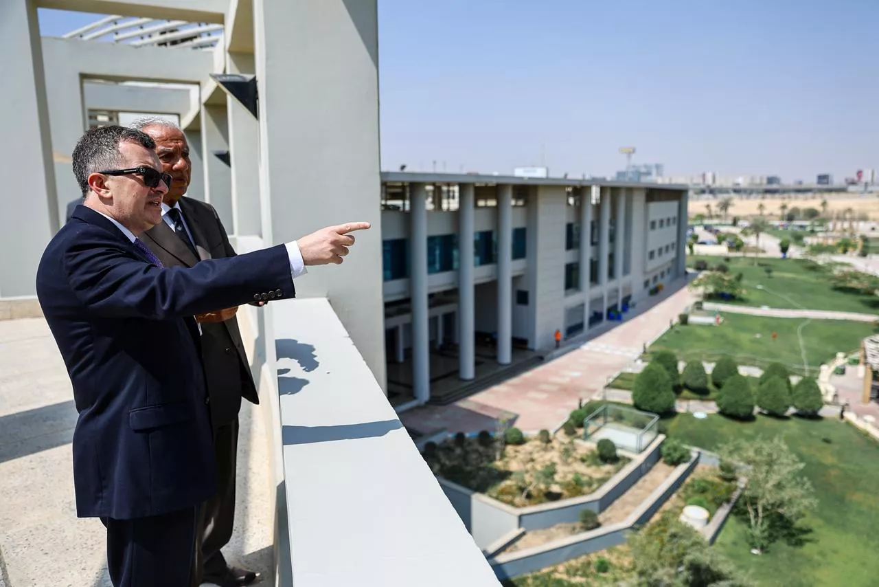 وزير التخطيط يتفقد جامعة النيل الأهلية