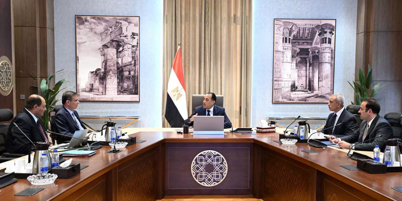 رئيس الوزراء يعقد اجتماعاً لبحث التوسع في إنشاء عدد من محطات الثروة الحيوانية الحديثة