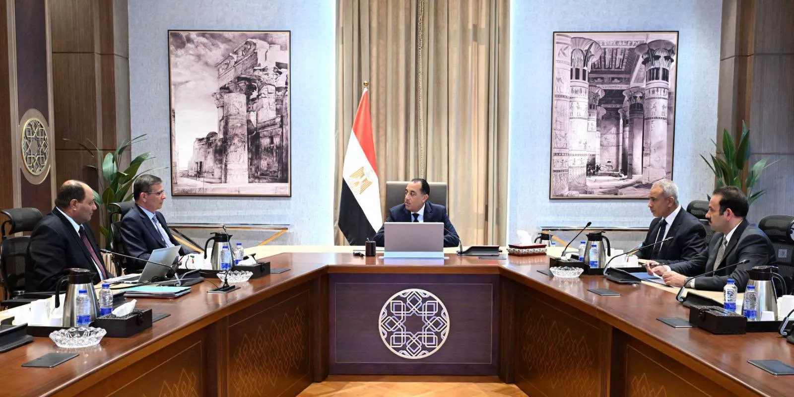 رئيس الوزراء يعقد اجتماعاً لبحث التوسع في إنشاء عدد من محطات الثروة الحيوانية الحديثة