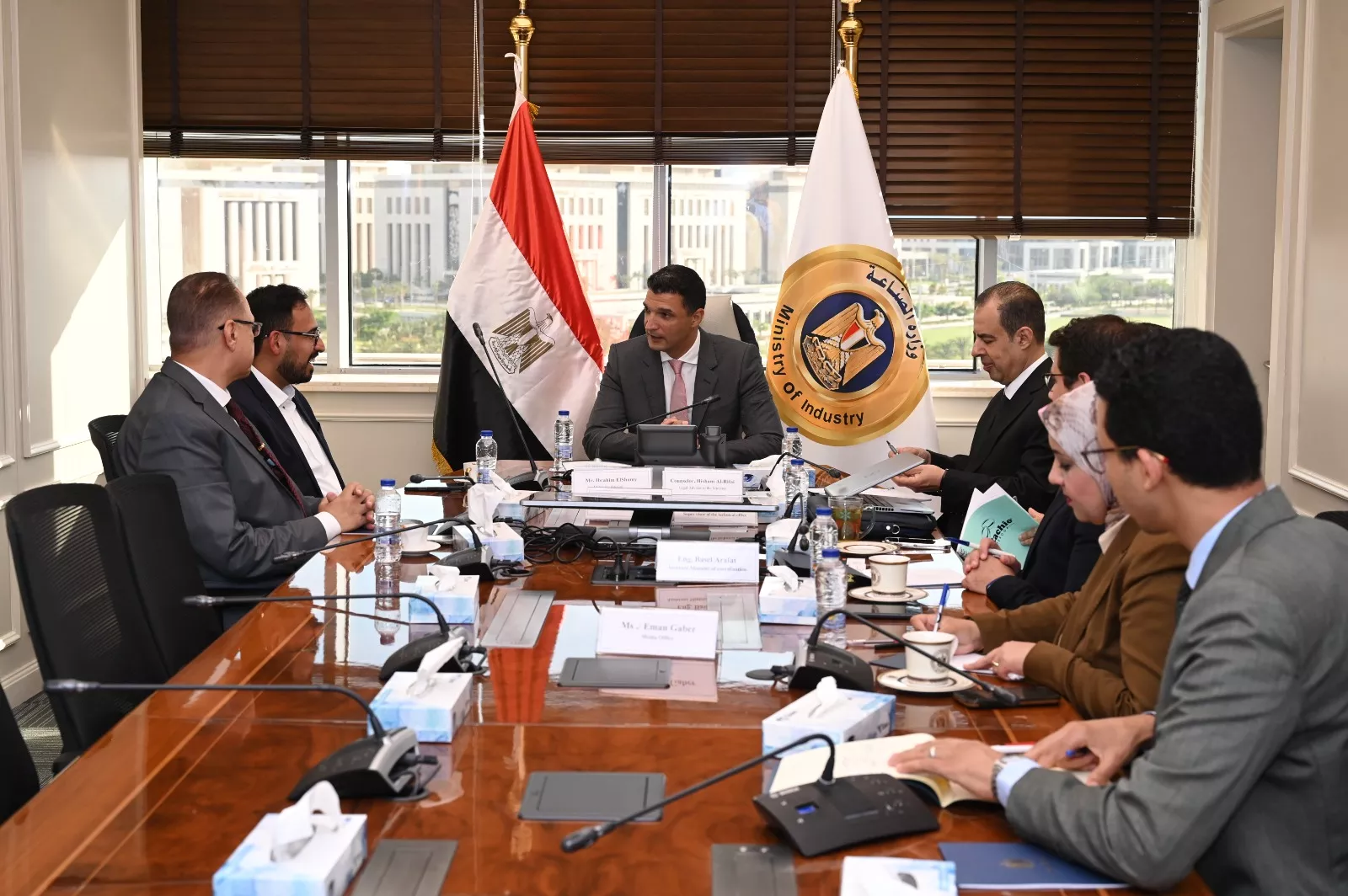 وزير الصناعة يجتمع مع مسؤولي شركة جوتن مصر للدهانات