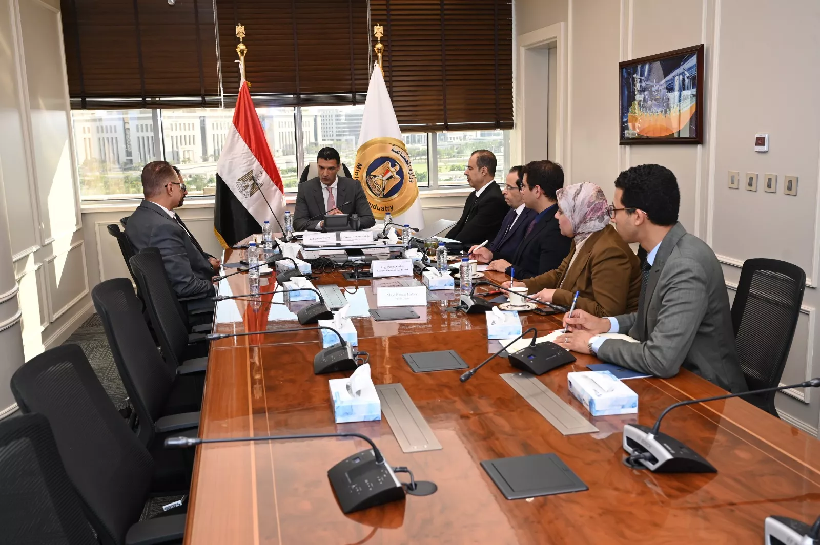 وزير الصناعة يجتمع مع مسؤولي شركة جوتن مصر للدهانات