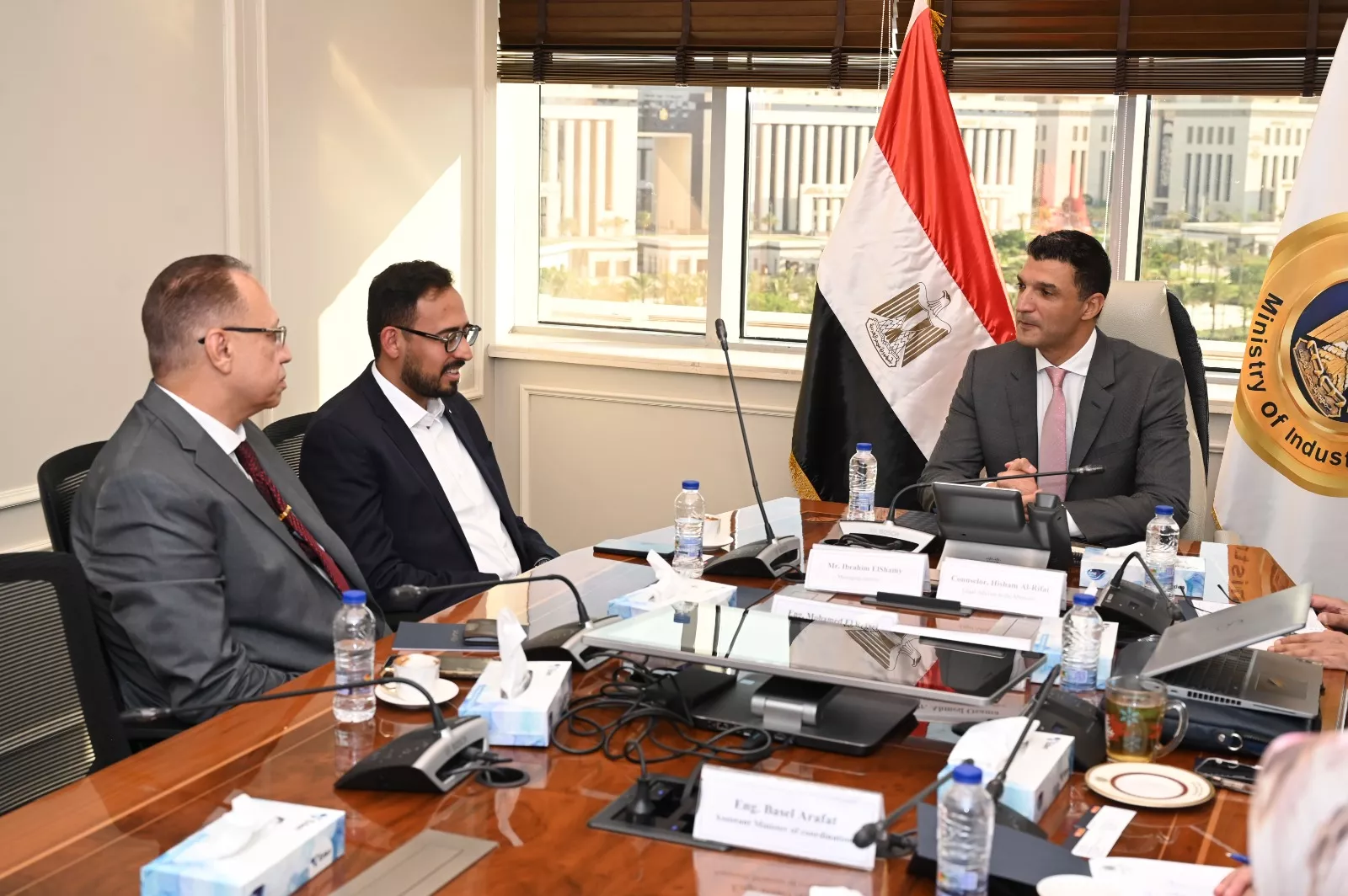 وزير الصناعة يجتمع مع مسؤولي شركة جوتن مصر للدهانات