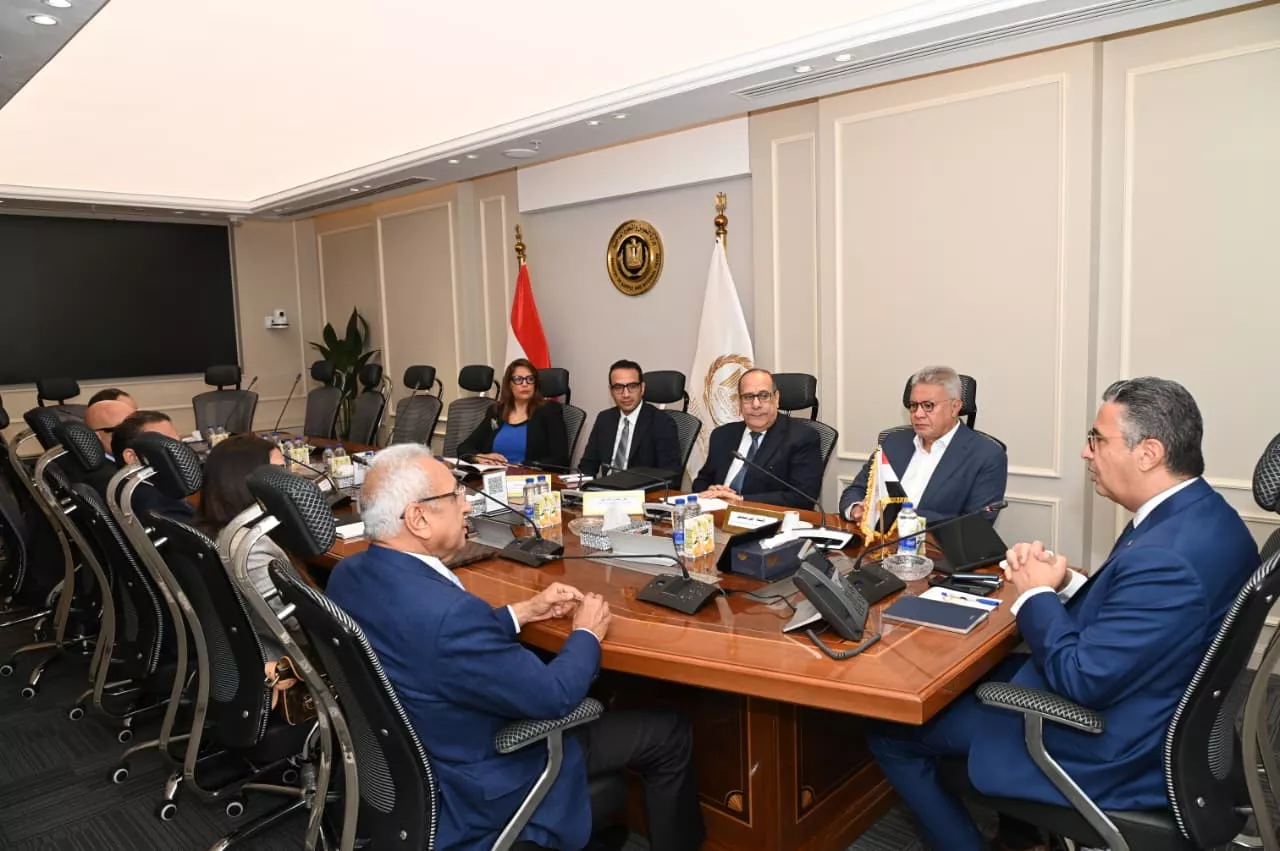 وزير التموين يجتمع مع مسئولي شركة TMT 