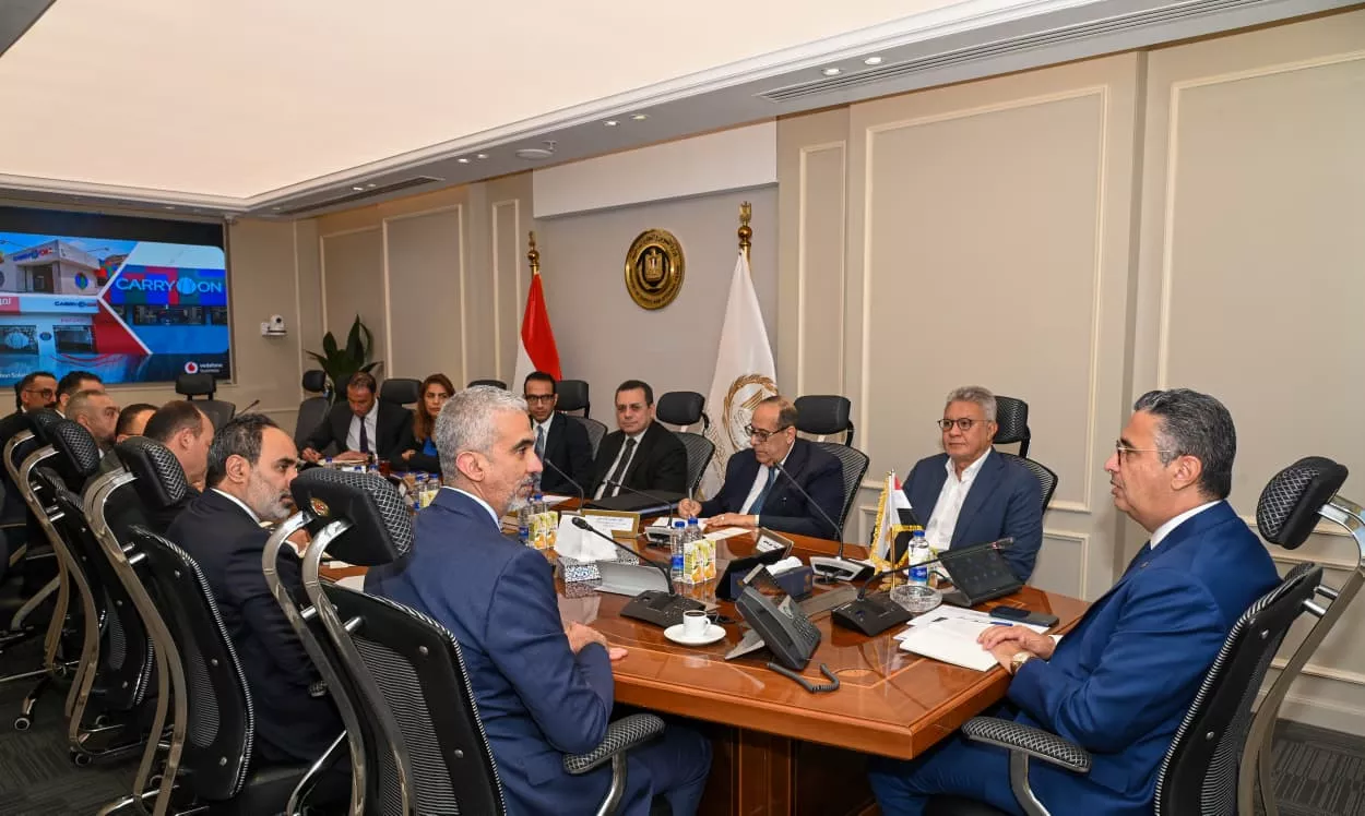 وزير التموين يجتمع مع وفد شركة فودافون مصر