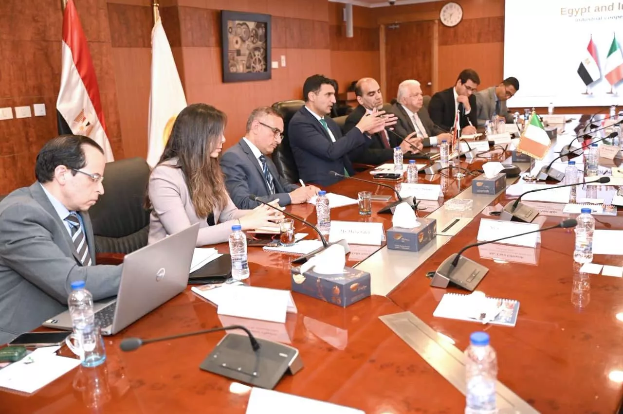 وزير الصناعة يجتمع مع سفير أيرلندا وممثلي هيئة المشروعات الأيرلندية