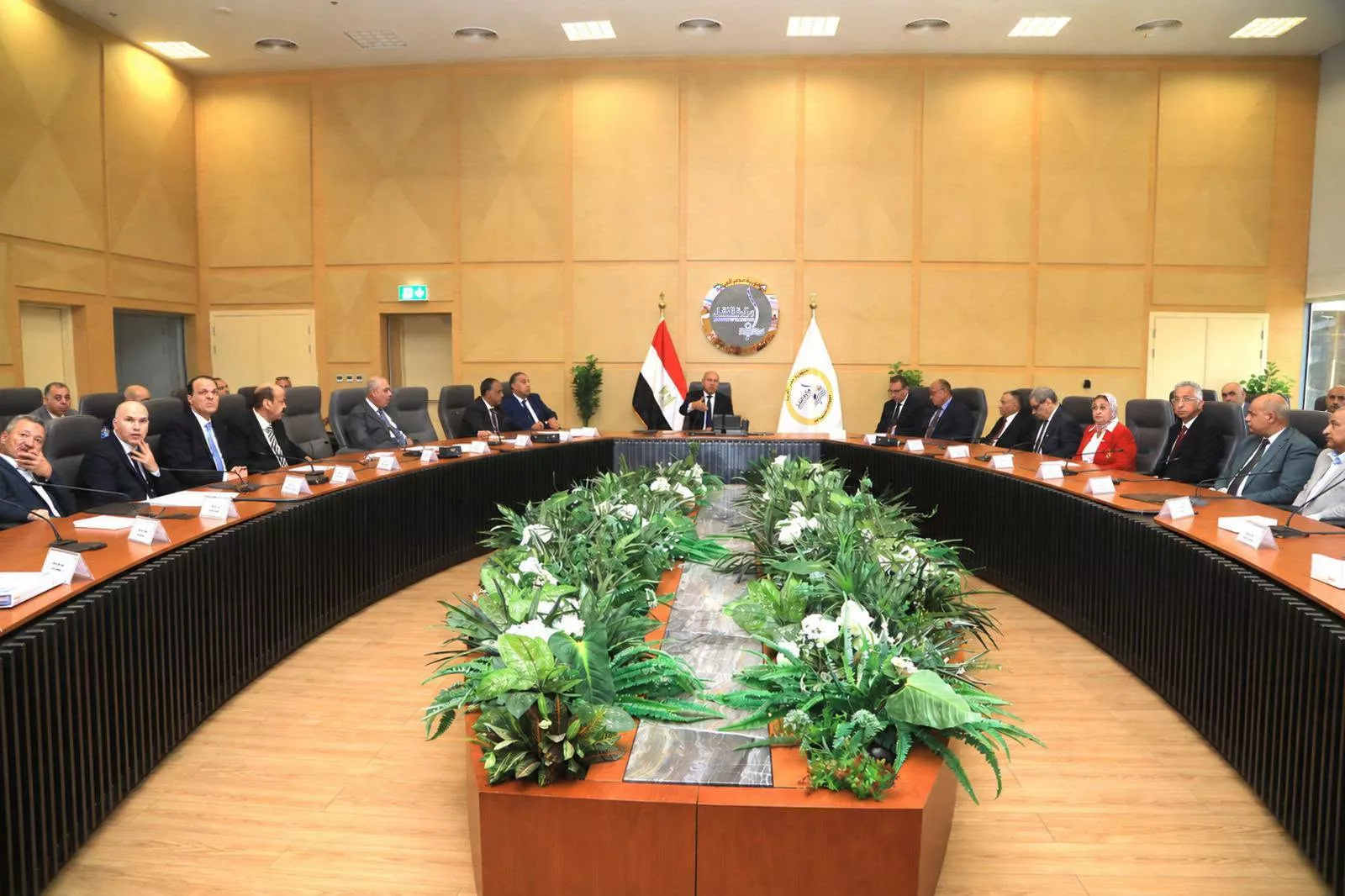الوزير يترأس اجتماع الشركة القابضة لمشروعات الطرق والكباري