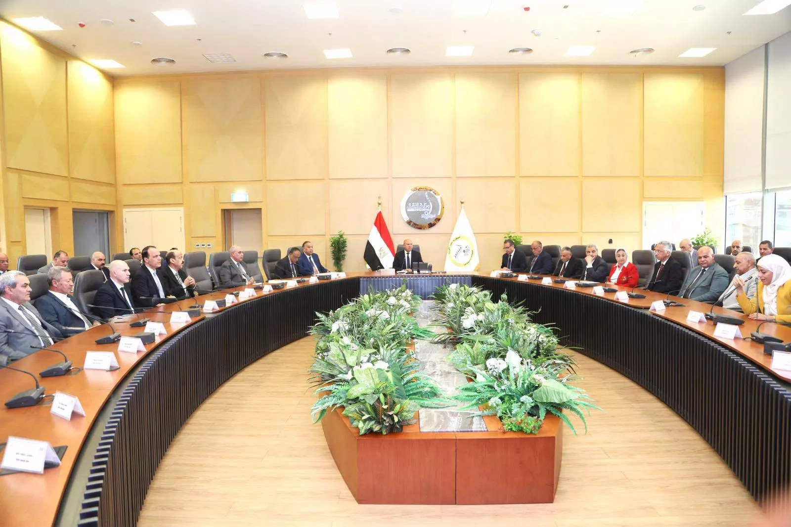 الوزير يترأس اجتماع الشركة القابضة لمشروعات الطرق والكباري
