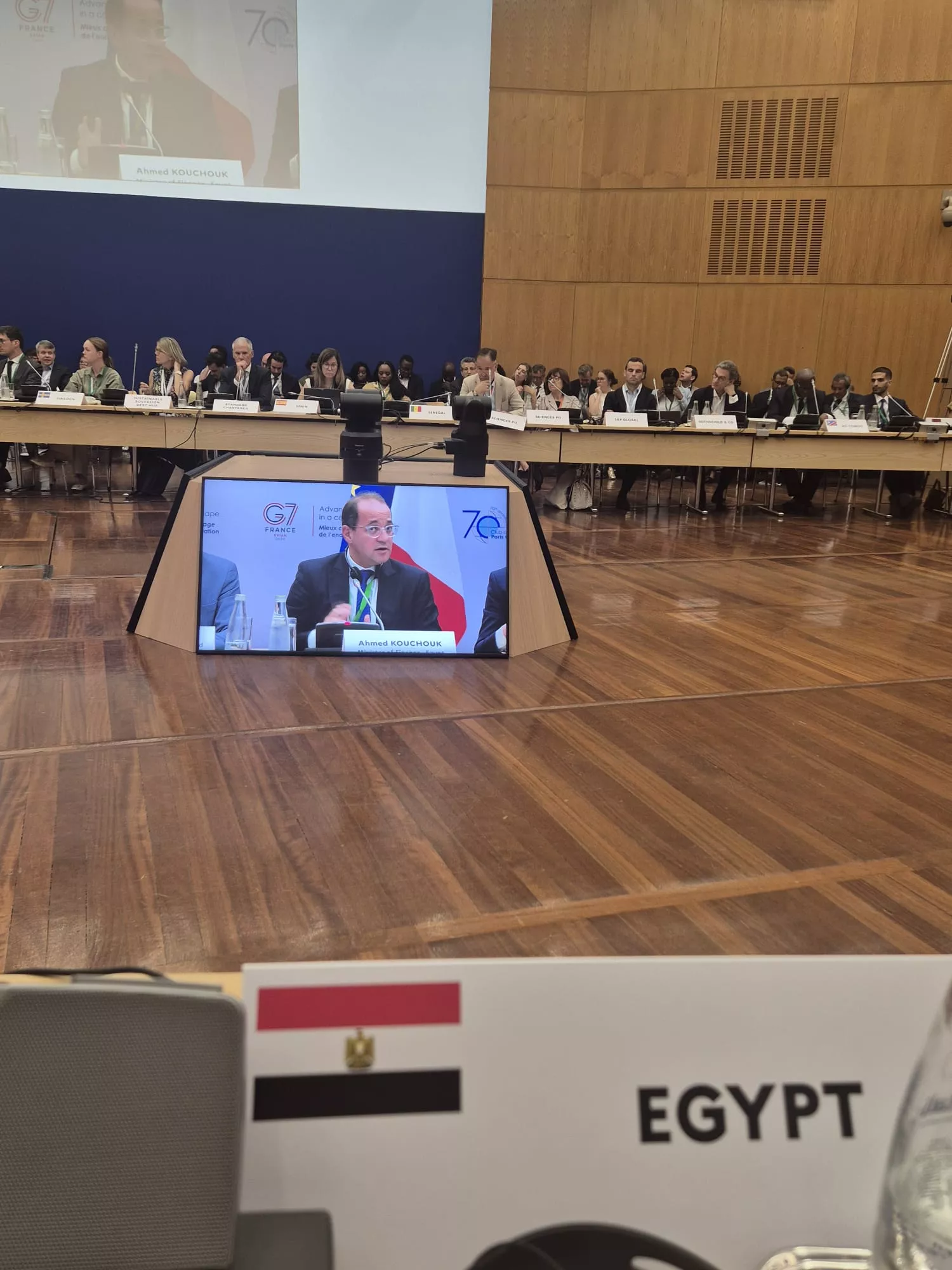 وزير المالية في منتدى باريس