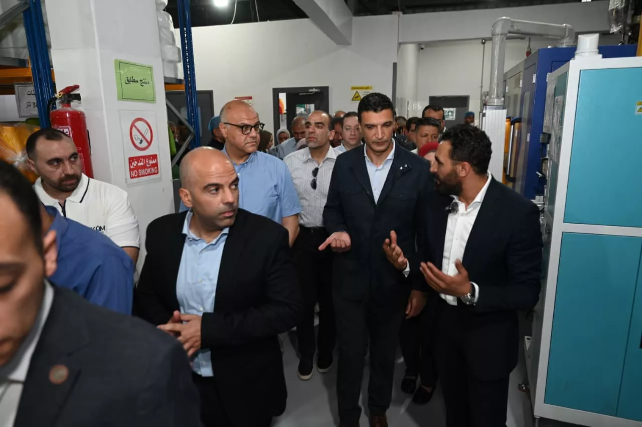 وزير الصناعة ومحافظ الإسكندرية يتفقدان مصنع شركة إيكام