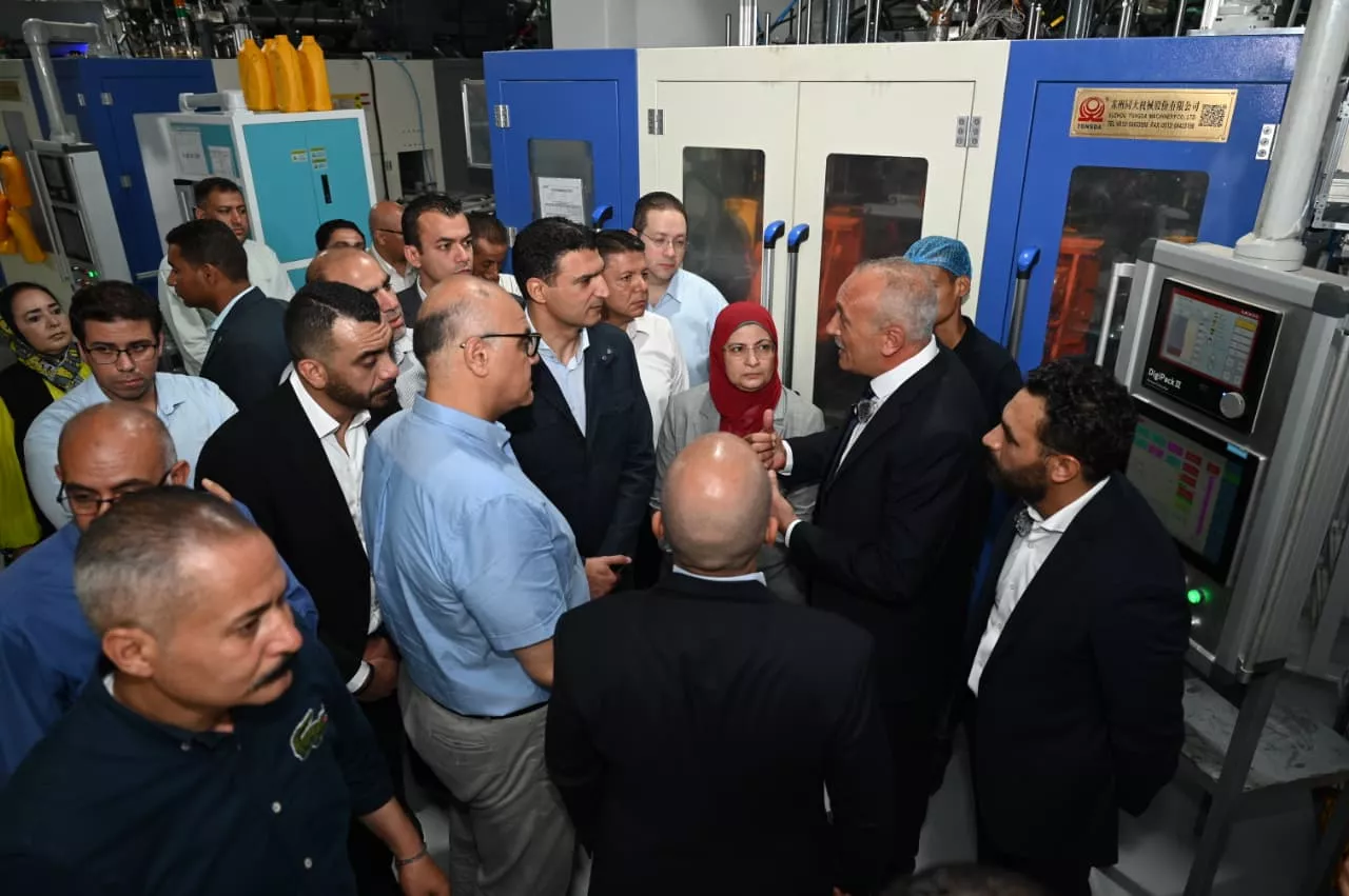 وزير الصناعة ومحافظ الإسكندرية يتفقدان مصنع شركة إيكام