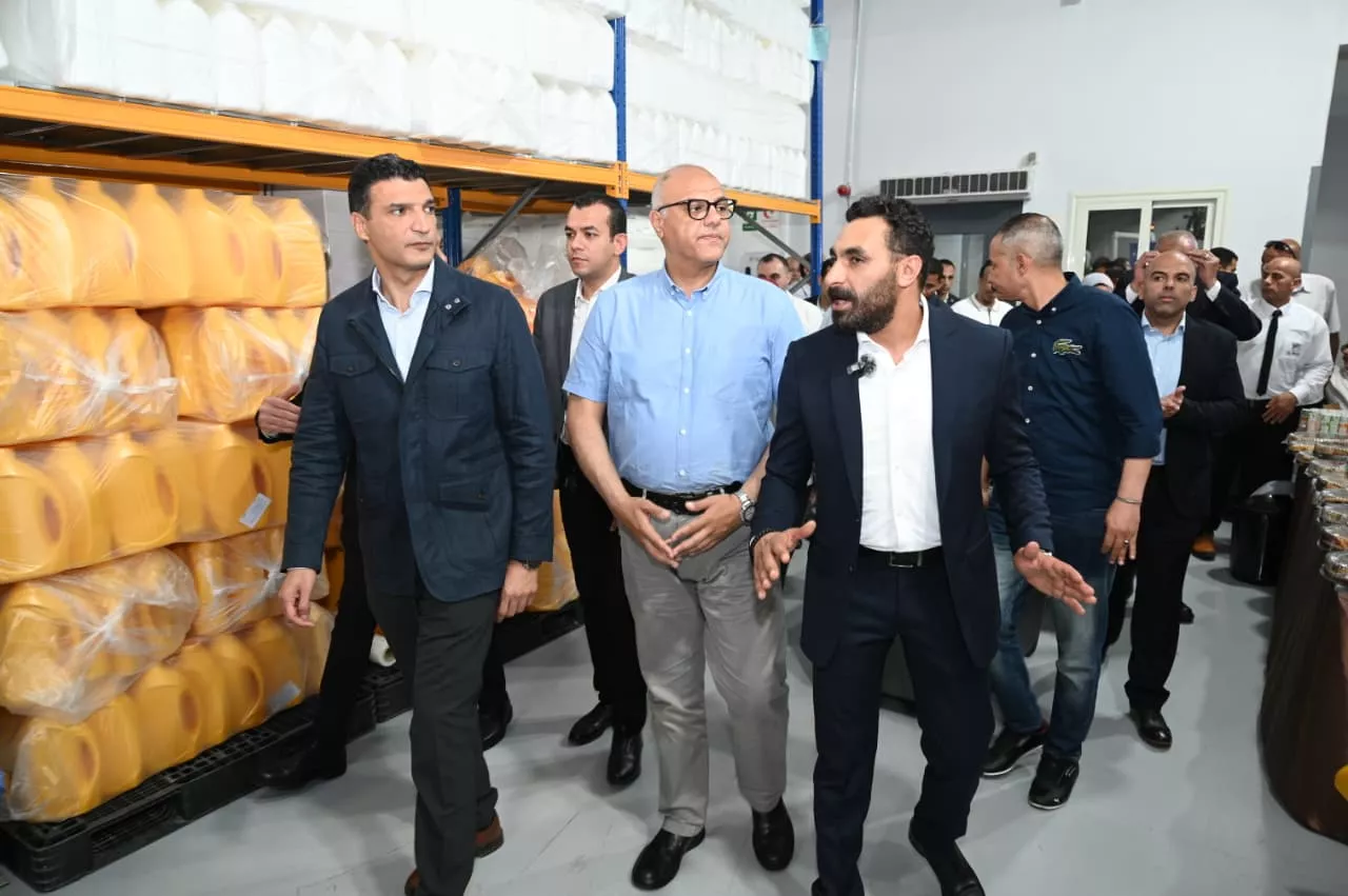 وزير الصناعة ومحافظ الإسكندرية يتفقدان مصنع شركة إيكام