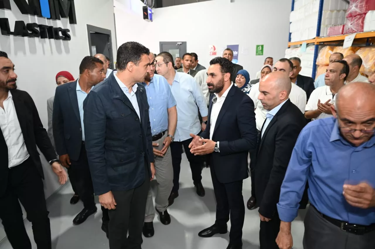 وزير الصناعة ومحافظ الإسكندرية يتفقدان مصنع شركة إيكام