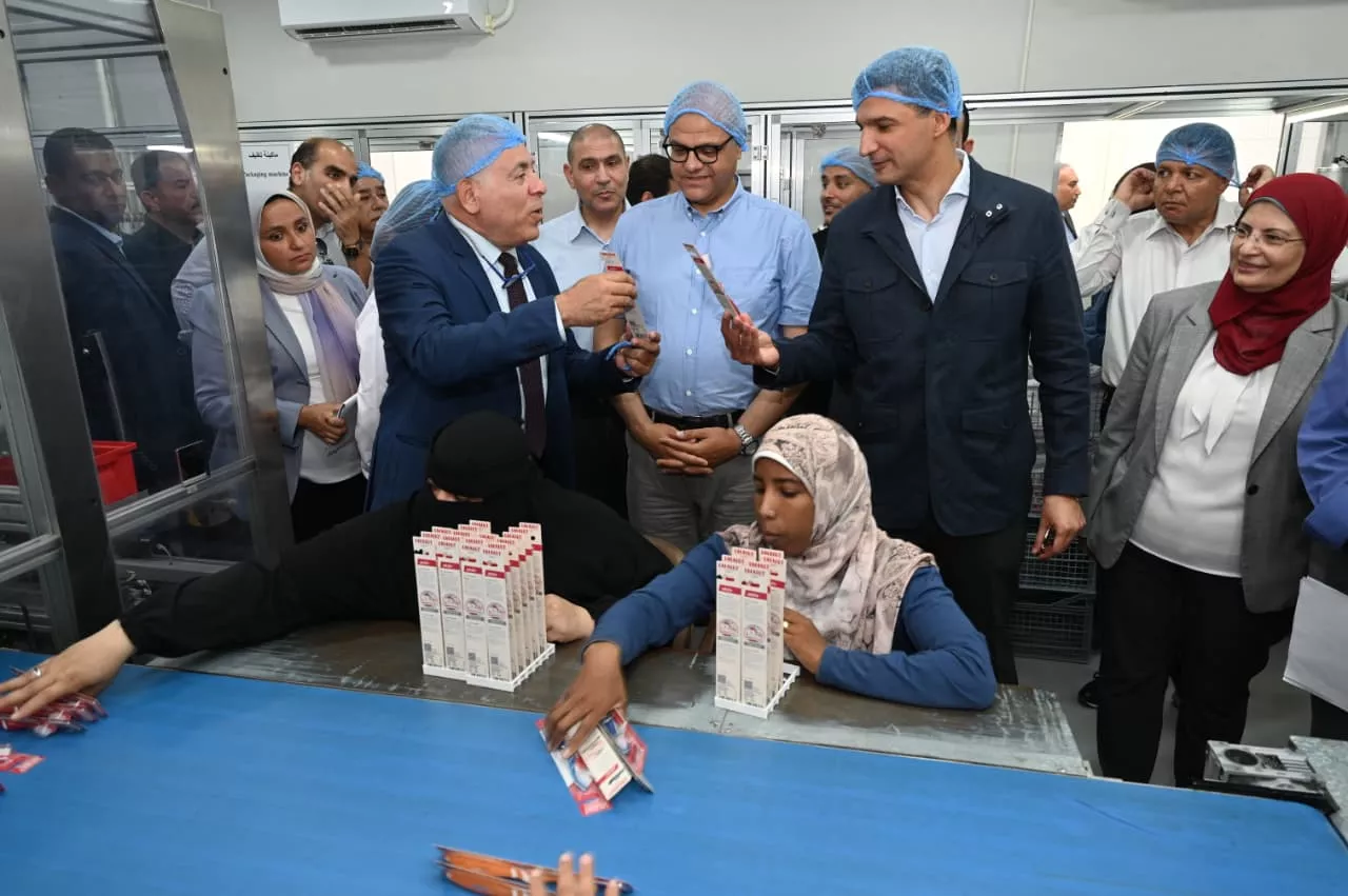 وزير الصناعة ومحافظ الإسكندرية يتفقدان مصنع داوف
