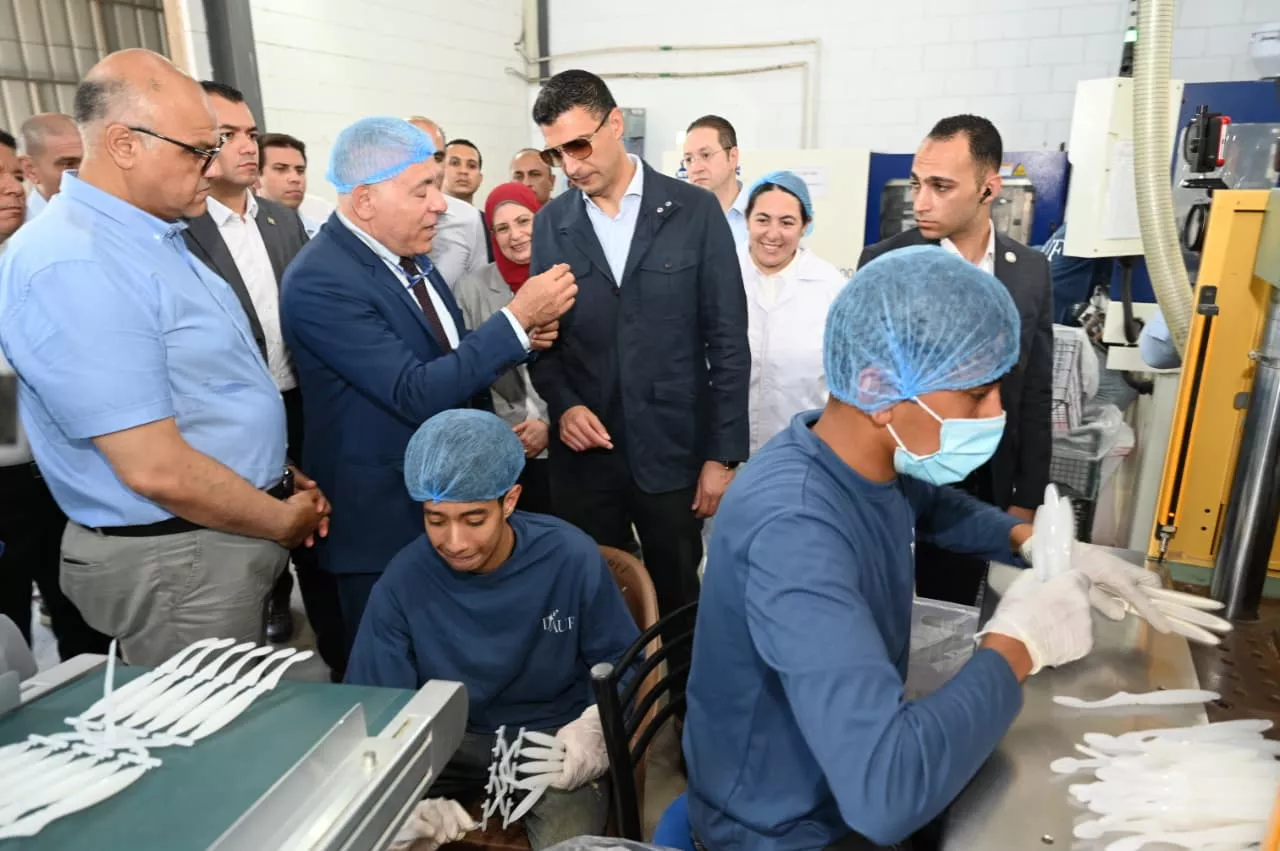 وزير الصناعة ومحافظ الإسكندرية يتفقدان مصنع داوف
