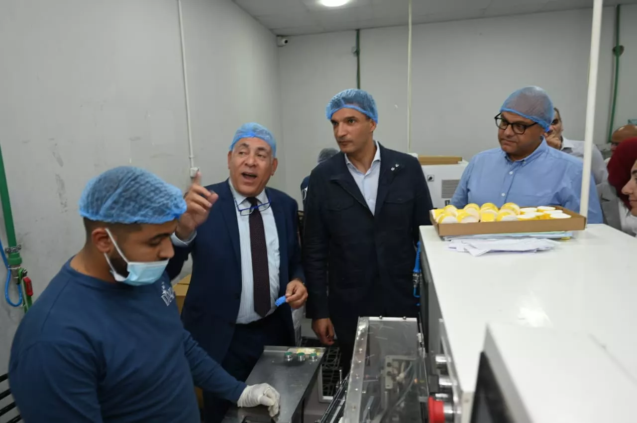 وزير الصناعة ومحافظ الإسكندرية يتفقدان مصنع داوف