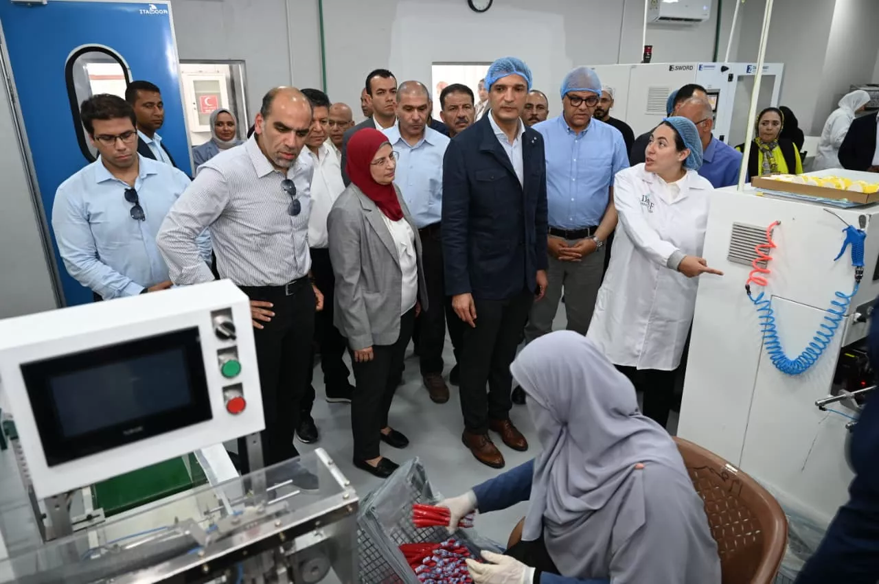 وزير الصناعة ومحافظ الإسكندرية يتفقدان مصنع داوف