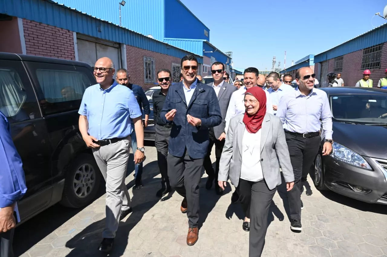 وزير الصناعة ومحافظ الإسكندرية يتفقدان مجمع مرغم